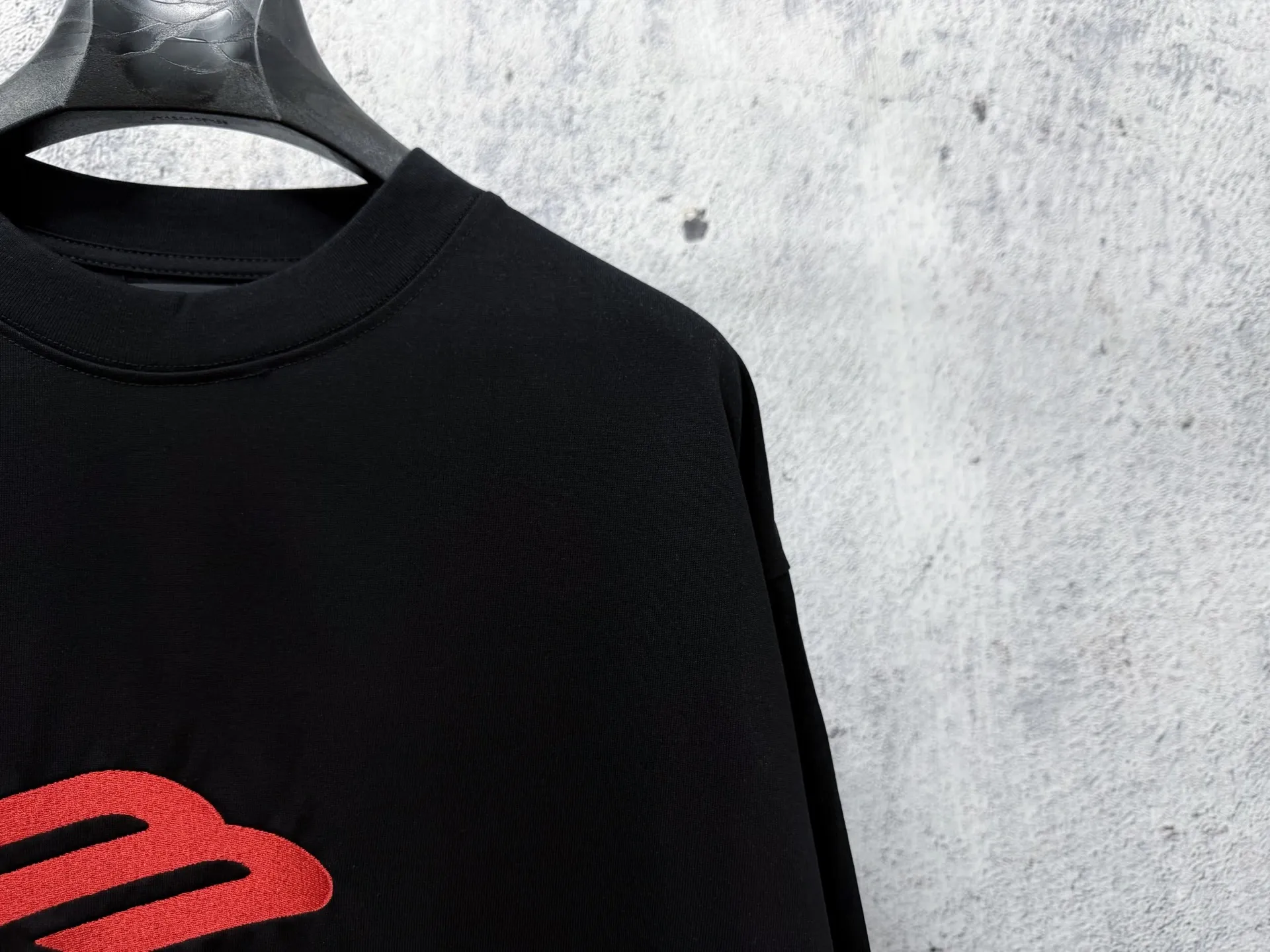 [BALENCIAGA] Paris 23ss M logo embroidered long sleeves. Exclusive custom-woven and dyed fabric. The fabric is made of 280g Paris-specific double yarns*high weight 1:1 double yarn rib. The front and rear left and right sleeves are tightly embroidered with imported Tajima embroidery machines. os dropped shoulders and loose version. Same Style for men and women. Color: White Black Size: XS-L